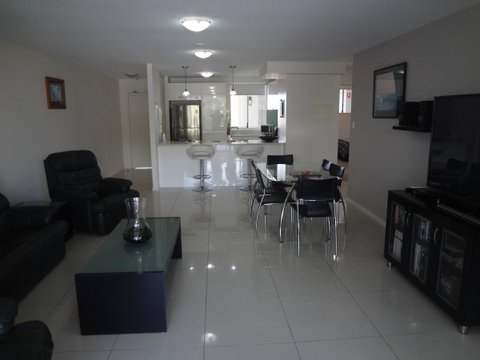Keith's Sister - Palm Beach Accommodation 13