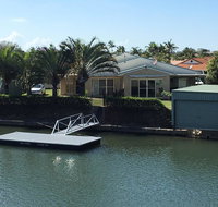 Ground floor family unit on the canal with free WIFI - Palm Beach Accommodation