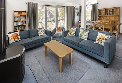 'Matilda' - Spacious & Centrally Located With Great Lake Views - Palm Beach Accommodation 1