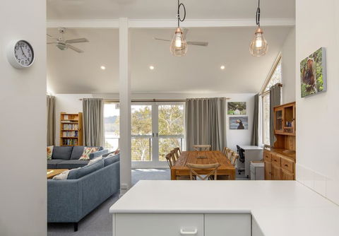 'Matilda' - Spacious & Centrally Located With Great Lake Views - Palm Beach Accommodation 2