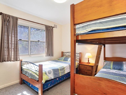 2 'Sunnie Belle' 3 Victoria Parade- Water Views Over Nelson Bay Foreshore - Palm Beach Accommodation 3