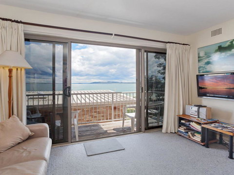 2 'Sunnie Belle' 3 Victoria Parade- Water Views Over Nelson Bay Foreshore - Palm Beach Accommodation 2