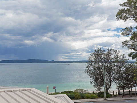 2 'Sunnie Belle' 3 Victoria Parade- Water Views Over Nelson Bay Foreshore - Palm Beach Accommodation 0