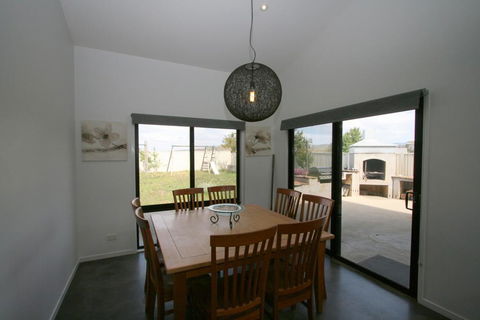 26 Twynam Street - Palm Beach Accommodation 3