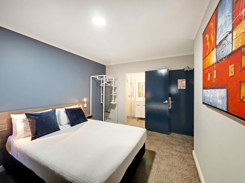 28 Hotel - Palm Beach Accommodation 1
