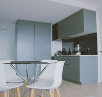 2Bed 2Bath Minimalist Apartment in CBD - Palm Beach Accommodation