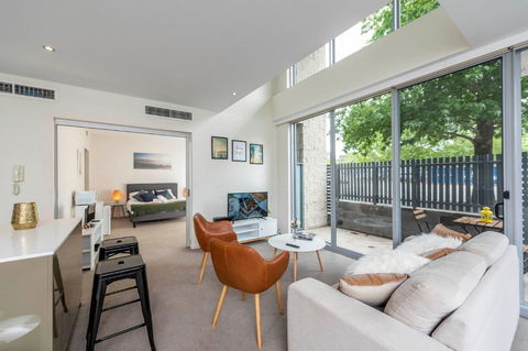 3 BDR Stylish City Retreat // Close To All And Everything In Canberra - Palm Beach Accommodation 2