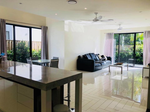 3 Bedroom Executive Luxury Beachside Townhouse - Palm Beach Accommodation 0