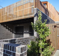 3-Bed House With Rooftop and Parking Near Yarra Park - Palm Beach Accommodation
