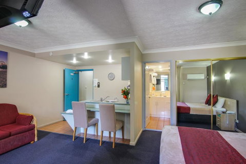 AAA Airport Albion Manor Apartments And Motel - Palm Beach Accommodation 2
