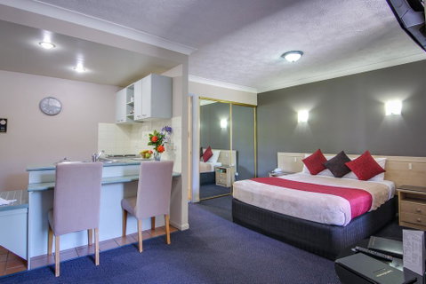 AAA Airport Albion Manor Apartments And Motel - Palm Beach Accommodation 0