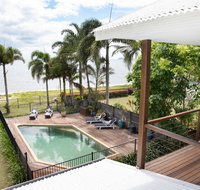ABSOLUTE BEACHFRONT BLISS  NEWELL BEACH - Palm Beach Accommodation