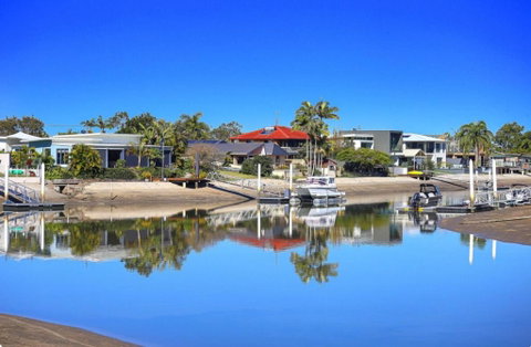 Fabulous Canal-front Unit In Mooloolaba - Palm Beach Accommodation 1