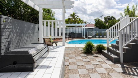 Family Home With Pool And Guest House - Palm Beach Accommodation 4