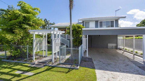 Family Home With Pool And Guest House - Palm Beach Accommodation 3