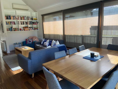 GALWAY COTTAGE - Palm Beach Accommodation 3