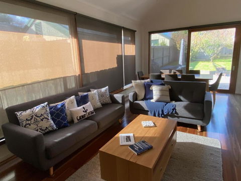 GALWAY COTTAGE - Palm Beach Accommodation 0