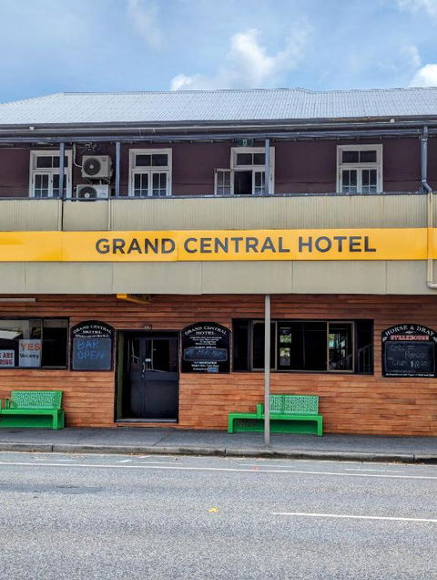 GRAND CENTRAL HOTEL PROSERPINE - Palm Beach Accommodation 2