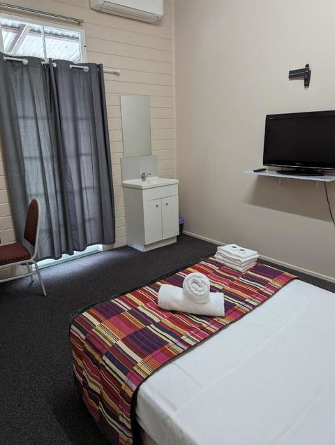 GRAND CENTRAL HOTEL PROSERPINE - Palm Beach Accommodation 3