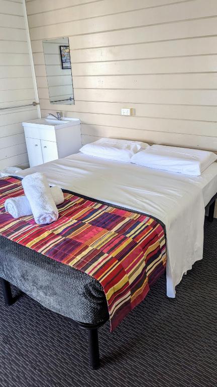 GRAND CENTRAL HOTEL PROSERPINE - Palm Beach Accommodation 0