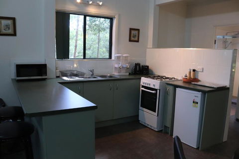 GREEN TREES CHALET Australia Zoo Close By - Palm Beach Accommodation 2
