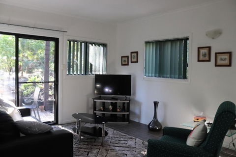 GREEN TREES CHALET Australia Zoo Close By - Palm Beach Accommodation 3