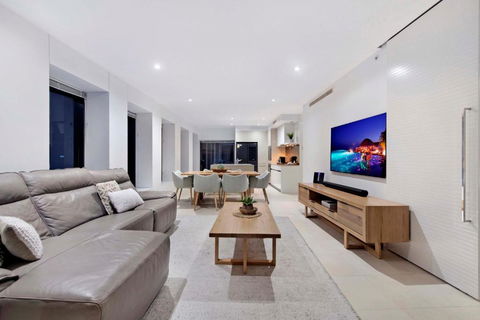 GUARANTEED OCEAN VIEW - Level 16 And Up - Soul Surfers Paradise - Self Contained &Privately Managed - Palm Beach Accommodation 2