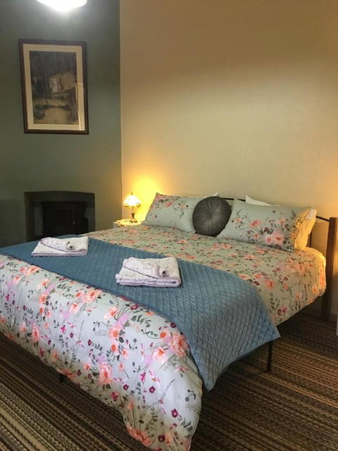 HISTORIC STAR LODGE And STATION MASTERS HOUSE NARRANDERA - Palm Beach Accommodation 3