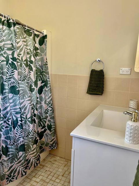 House By The Vines - Palm Beach Accommodation 2