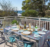 Araluen on Holden - great deck with ocean views - Palm Beach Accommodation