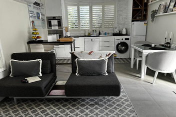 Luxury Boutique Self-Contained Private Granny Flat with Palm Beach Accommodation