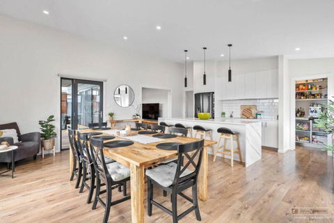 Magnificent Home, Water Views - Palm Beach Accommodation 1