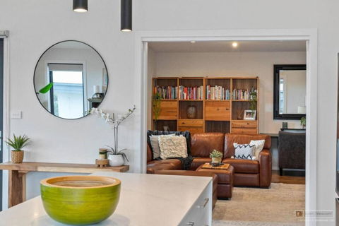 Magnificent Home, Water Views - Palm Beach Accommodation 3