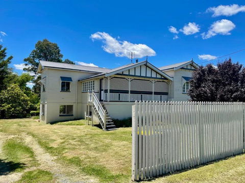 MAGNOLIA HOUSE ON THE CREEK - STANTHORPE - Palm Beach Accommodation 0