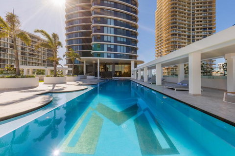 Meriton Suites Surfers Paradise - Palm Beach Accommodation 1