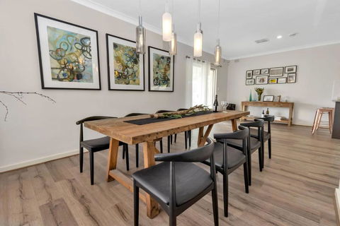 Mid Century 4 Bedroom Getaway In Barossa Vineyard - Palm Beach Accommodation 2