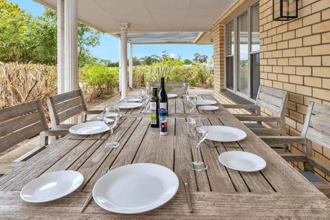 Mid Century 4 Bedroom Getaway In Barossa Vineyard - Palm Beach Accommodation 3