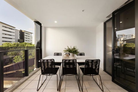Modern Luxury Gabba Apartment - Palm Beach Accommodation 0