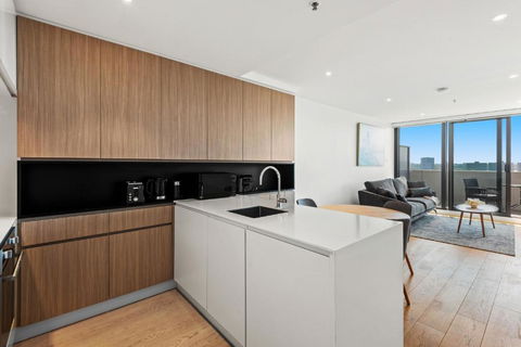 Modern 1-Bed & City Views, Steps From Racecourse - Palm Beach Accommodation 2