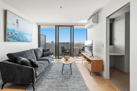 Modern 1-Bed & City Views, Steps From Racecourse - Palm Beach Accommodation 3