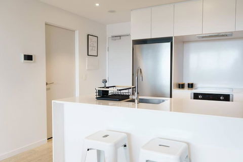 Modern 1 Bed Opposite Racecourse - Palm Beach Accommodation 0