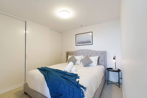 Modern 1 Bed Opposite Racecourse - Palm Beach Accommodation 1