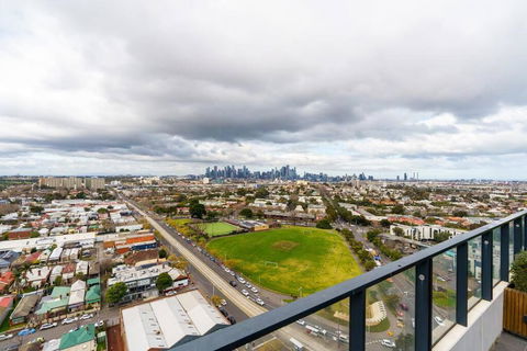 Modern 1 Bed Opposite Racecourse - Palm Beach Accommodation 2