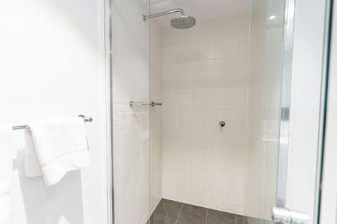 Modern 1 Bed Opposite Racecourse - Palm Beach Accommodation 3