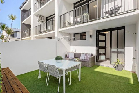 Modern Courtyard Oasis For Easy Beachside Living - Palm Beach Accommodation 0