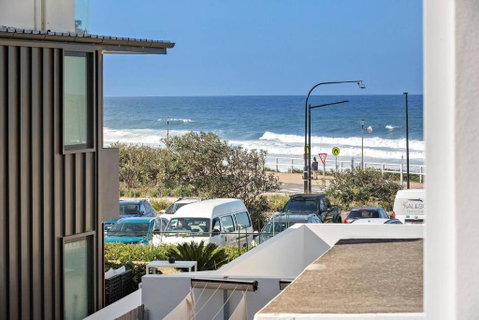 Modern Courtyard Oasis For Easy Beachside Living - Palm Beach Accommodation 1