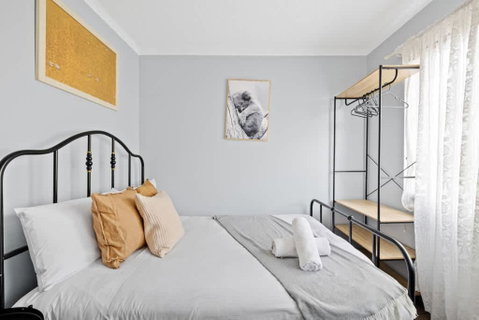 Modern Private Double Room - Central Spot At Liverpool - Shared Bathroom - Palm Beach Accommodation 2