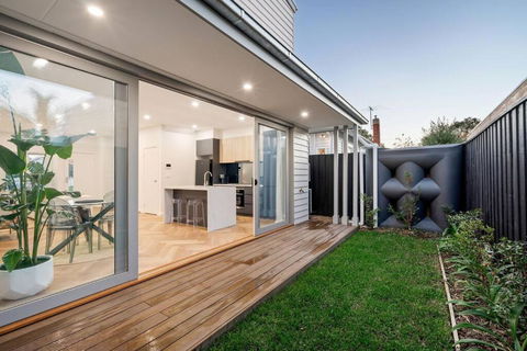 Modern Stylish Home - Walk To Beach - Palm Beach Accommodation 1