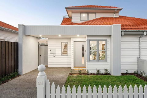 Modern Stylish Home - Walk To Beach - Palm Beach Accommodation 3