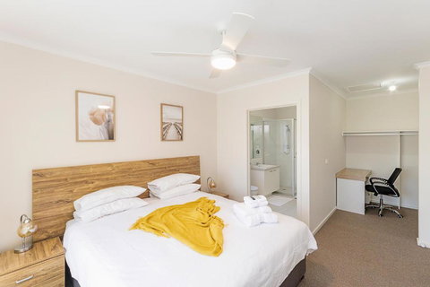 Morview Holiday Homes-Implala - Palm Beach Accommodation 3
